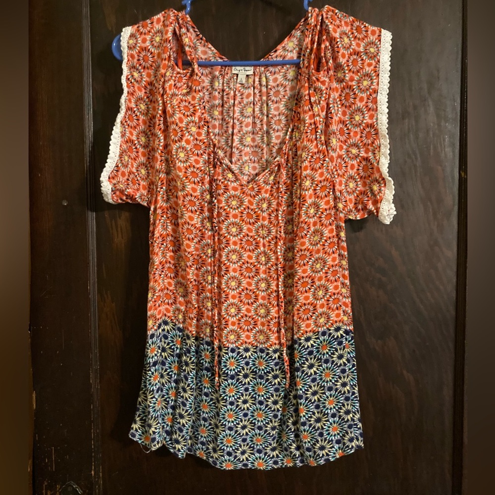 NWOT Chip & Pepper Peek-a-Boo Shoulder top, size Large